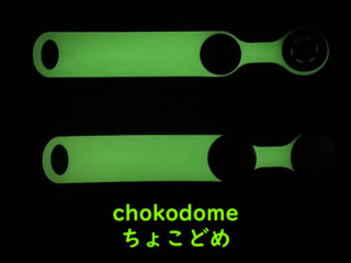 バックパックの紐（テープ）をまとめるシリコングッズ